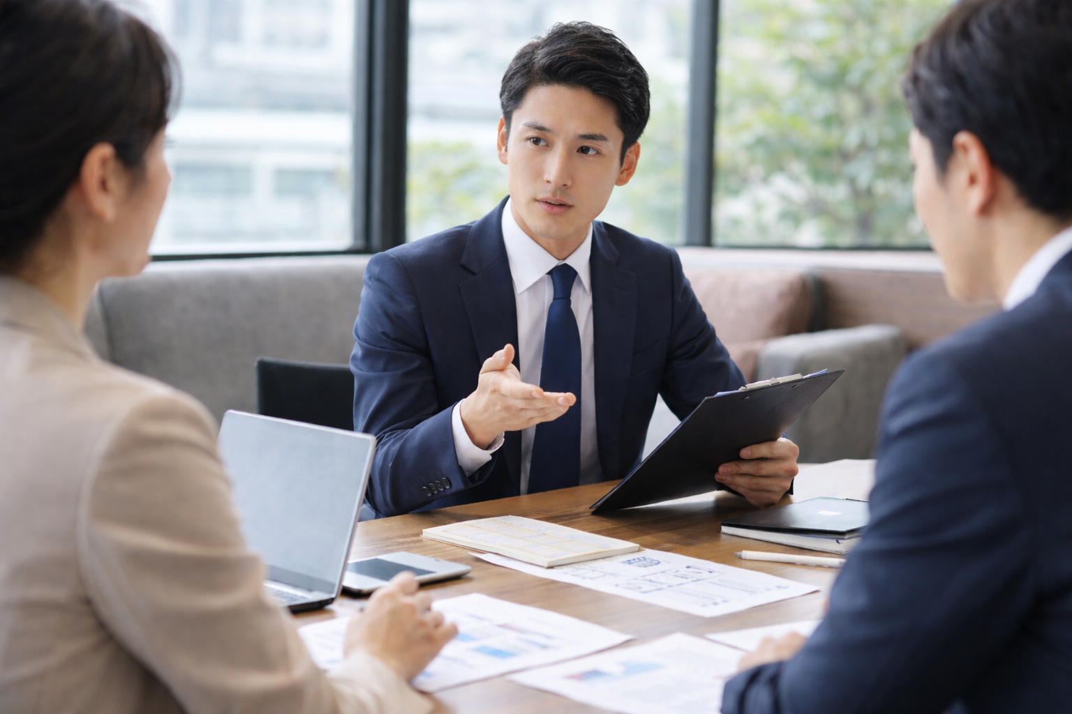 判断に時間がかかる - ビジネス会議風景