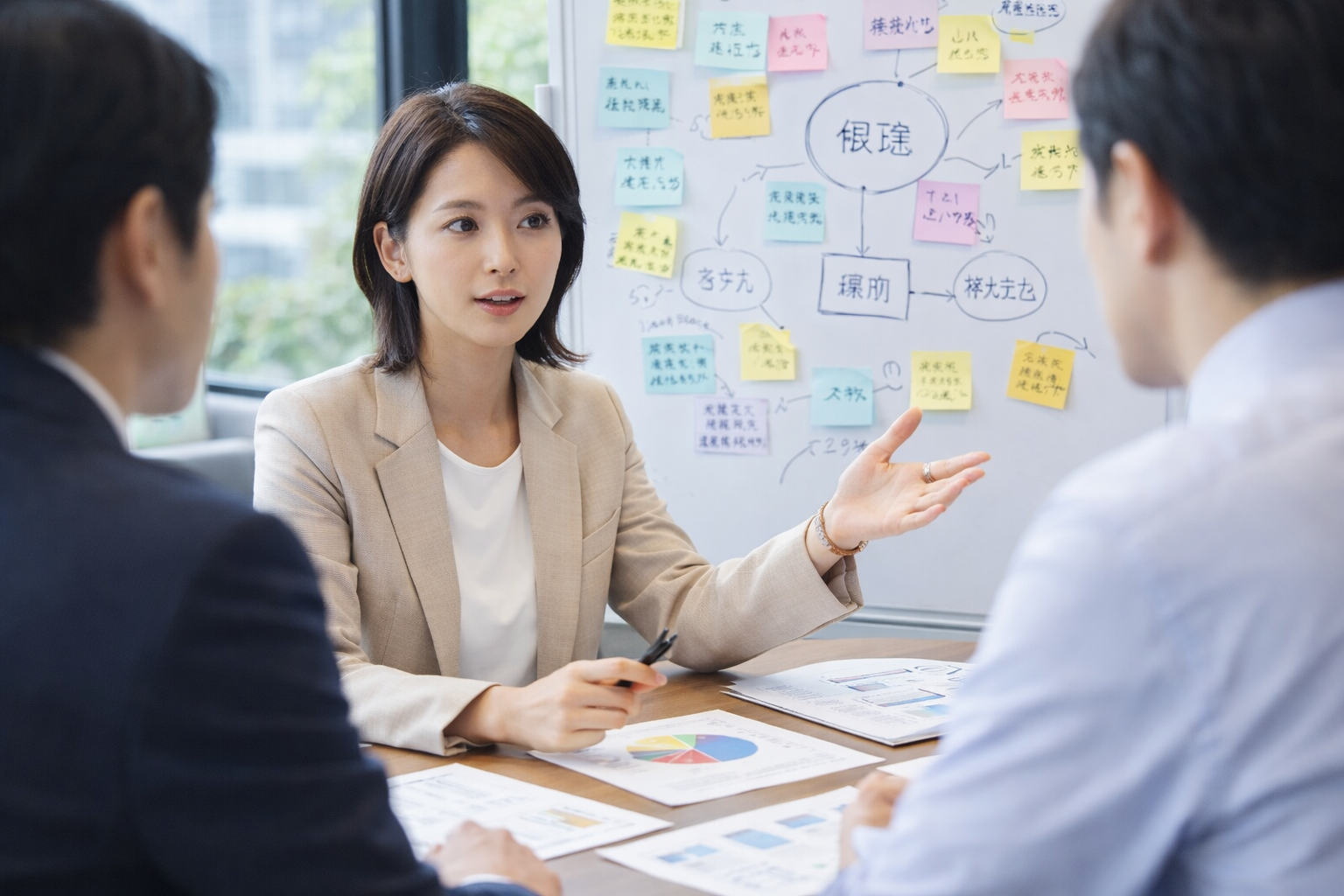議論が発散する - ビジネス会議風景